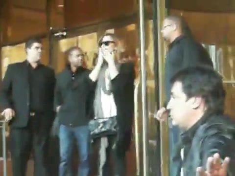 Demi Lovato Saludando en el hotel Radisson Uruguay 29_04_12 0452 Demi Lovato Saludando en el hotel Radisson Uruguay 29_04_12 0452