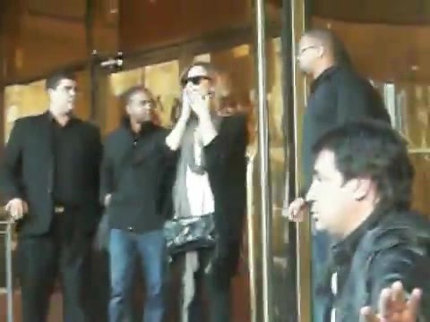 Demi Lovato Saludando en el hotel Radisson Uruguay 29_04_12 0453 Demi Lovato Saludando en el hotel Radisson Uruguay 29_04_12 0453