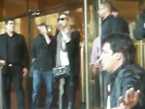 Demi Lovato Saludando en el hotel Radisson Uruguay 29_04_12 0473