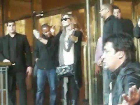 Demi Lovato Saludando en el hotel Radisson Uruguay 29_04_12 0485