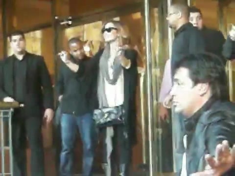 Demi Lovato Saludando en el hotel Radisson Uruguay 29_04_12 0488