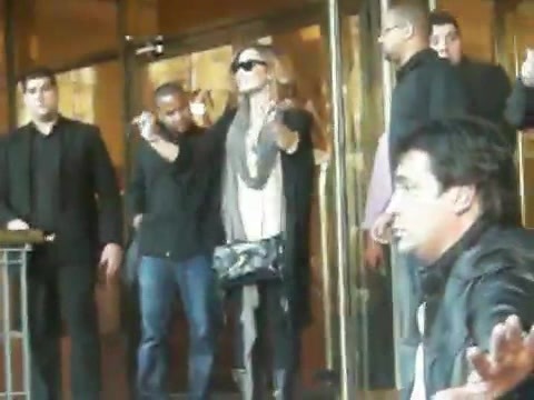 Demi Lovato Saludando en el hotel Radisson Uruguay 29_04_12 0490