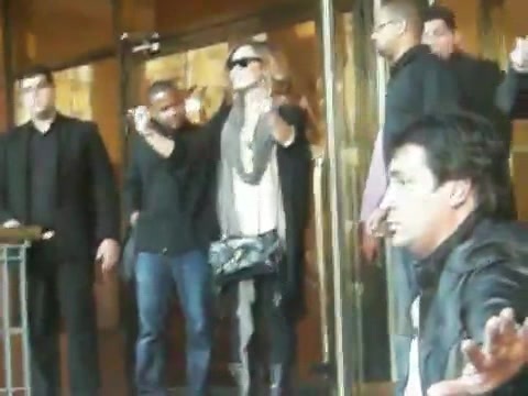 Demi Lovato Saludando en el hotel Radisson Uruguay 29_04_12 0494