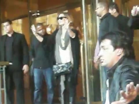 Demi Lovato Saludando en el hotel Radisson Uruguay 29_04_12 0496 - Demi Saludando en el hotel Radisson Uruguay
