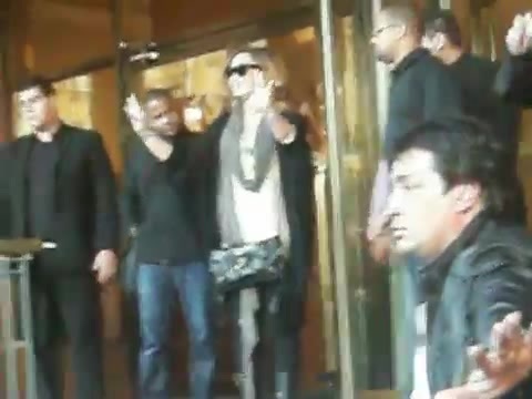 Demi Lovato Saludando en el hotel Radisson Uruguay 29_04_12 0498