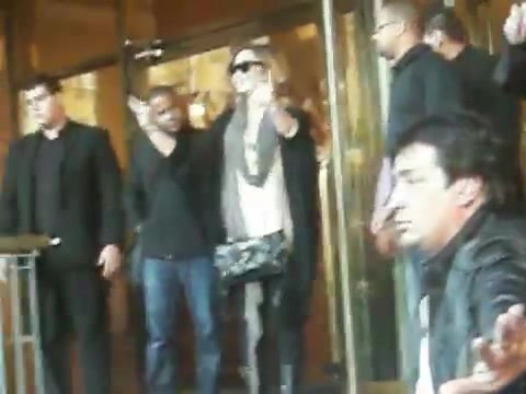 Demi Lovato Saludando en el hotel Radisson Uruguay 29_04_12 0500