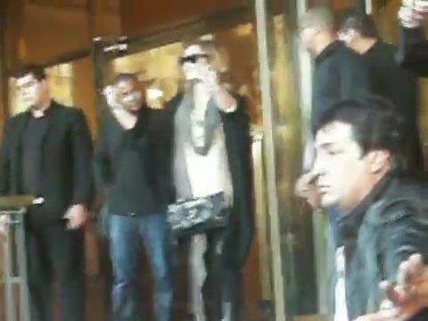 Demi Lovato Saludando en el hotel Radisson Uruguay 29_04_12 0504 - Demi Saludando en el hotel Radisson Uruguay Part oo1