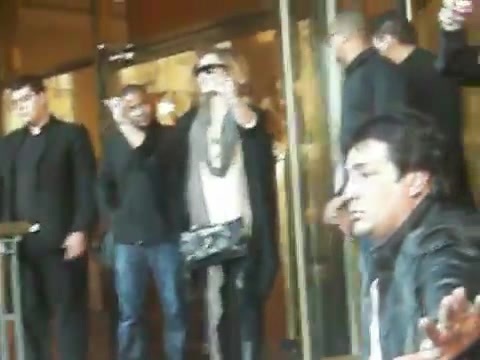 Demi Lovato Saludando en el hotel Radisson Uruguay 29_04_12 0506