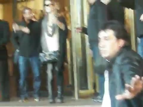 Demi Lovato Saludando en el hotel Radisson Uruguay 29_04_12 0541