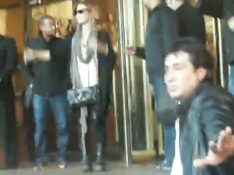 Demi Lovato Saludando en el hotel Radisson Uruguay 29_04_12 0543
