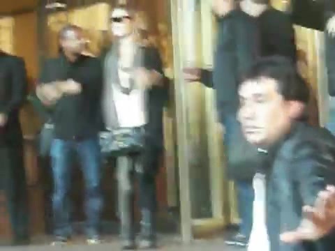 Demi Lovato Saludando en el hotel Radisson Uruguay 29_04_12 0544
