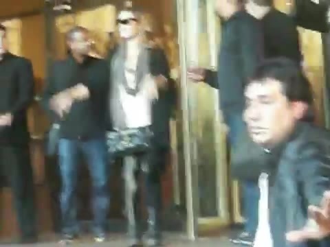 Demi Lovato Saludando en el hotel Radisson Uruguay 29_04_12 0546
