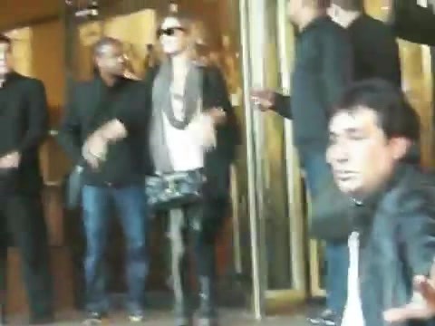 Demi Lovato Saludando en el hotel Radisson Uruguay 29_04_12 0548