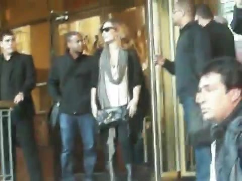 Demi Lovato Saludando en el hotel Radisson Uruguay 29_04_12 0560 - Demi Saludando en el hotel Radisson Uruguay Part oo1