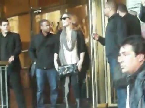 Demi Lovato Saludando en el hotel Radisson Uruguay 29_04_12 0562