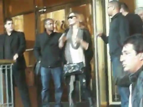Demi Lovato Saludando en el hotel Radisson Uruguay 29_04_12 0575 - Demi Saludando en el hotel Radisson Uruguay Part oo1