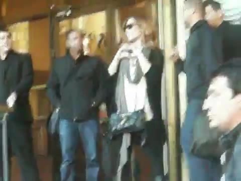 Demi Lovato Saludando en el hotel Radisson Uruguay 29_04_12 0588 - Demi Saludando en el hotel Radisson Uruguay Part oo1