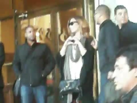 Demi Lovato Saludando en el hotel Radisson Uruguay 29_04_12 0597 - Demi Saludando en el hotel Radisson Uruguay Part oo1