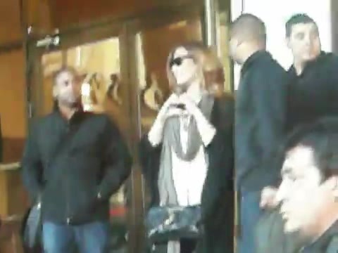 Demi Lovato Saludando en el hotel Radisson Uruguay 29_04_12 0600 - Demi Saludando en el hotel Radisson Uruguay Part oo1