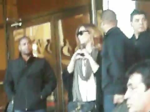 Demi Lovato Saludando en el hotel Radisson Uruguay 29_04_12 0607 - Demi Saludando en el hotel Radisson Uruguay Part oo1