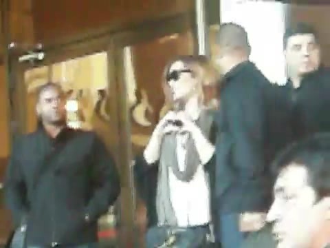 Demi Lovato Saludando en el hotel Radisson Uruguay 29_04_12 0609 - Demi Saludando en el hotel Radisson Uruguay Part oo1