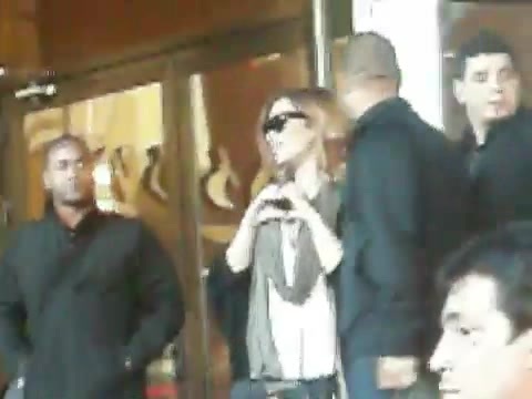 Demi Lovato Saludando en el hotel Radisson Uruguay 29_04_12 0611 - Demi Saludando en el hotel Radisson Uruguay Part oo1