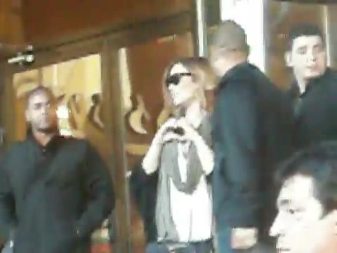 Demi Lovato Saludando en el hotel Radisson Uruguay 29_04_12 0612 - Demi Saludando en el hotel Radisson Uruguay Part oo1
