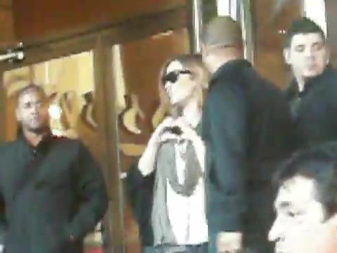 Demi Lovato Saludando en el hotel Radisson Uruguay 29_04_12 0615 - Demi Saludando en el hotel Radisson Uruguay Part oo1