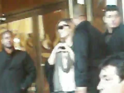 Demi Lovato Saludando en el hotel Radisson Uruguay 29_04_12 0617 - Demi Saludando en el hotel Radisson Uruguay Part oo1