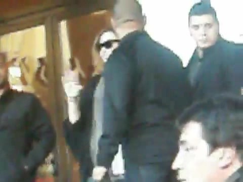 Demi Lovato Saludando en el hotel Radisson Uruguay 29_04_12 0635 - Demi Saludando en el hotel Radisson Uruguay Part oo1