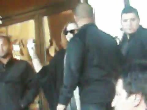 Demi Lovato Saludando en el hotel Radisson Uruguay 29_04_12 0643 - Demi Saludando en el hotel Radisson Uruguay Part oo1