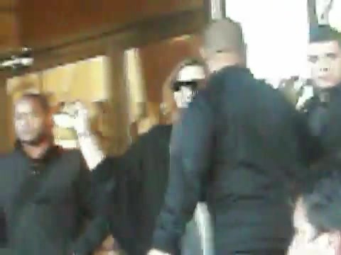 Demi Lovato Saludando en el hotel Radisson Uruguay 29_04_12 0649 - Demi Saludando en el hotel Radisson Uruguay Part oo1