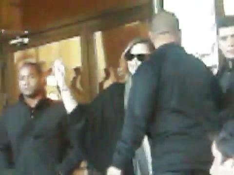 Demi Lovato Saludando en el hotel Radisson Uruguay 29_04_12 0654 - Demi Saludando en el hotel Radisson Uruguay Part oo1