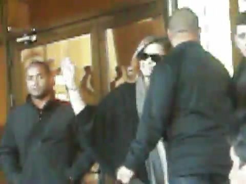 Demi Lovato Saludando en el hotel Radisson Uruguay 29_04_12 0657 - Demi Saludando en el hotel Radisson Uruguay Part oo1