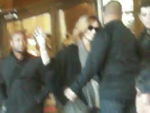 Demi Lovato Saludando en el hotel Radisson Uruguay 29_04_12 0665 - Demi Saludando en el hotel Radisson Uruguay Part oo1
