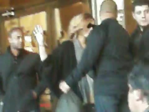 Demi Lovato Saludando en el hotel Radisson Uruguay 29_04_12 0668 - Demi Saludando en el hotel Radisson Uruguay Part oo1