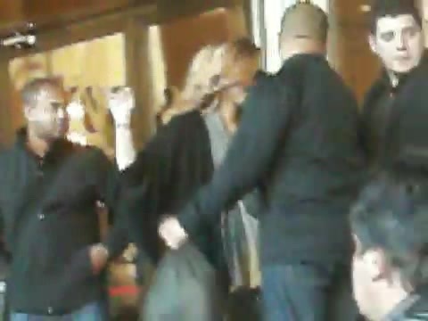 Demi Lovato Saludando en el hotel Radisson Uruguay 29_04_12 0671 - Demi Saludando en el hotel Radisson Uruguay Part oo1