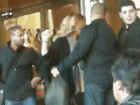 Demi Lovato Saludando en el hotel Radisson Uruguay 29_04_12 0675 - Demi Saludando en el hotel Radisson Uruguay Part oo1