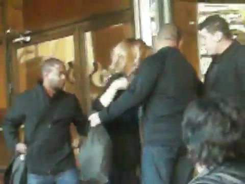 Demi Lovato Saludando en el hotel Radisson Uruguay 29_04_12 0686 - Demi Saludando en el hotel Radisson Uruguay Part oo1