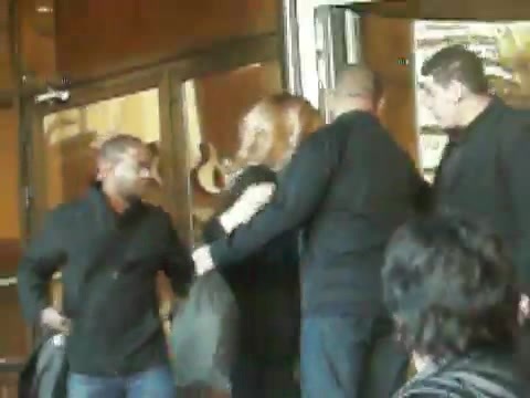 Demi Lovato Saludando en el hotel Radisson Uruguay 29_04_12 0687 - Demi Saludando en el hotel Radisson Uruguay Part oo1