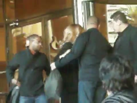 Demi Lovato Saludando en el hotel Radisson Uruguay 29_04_12 0689 - Demi Saludando en el hotel Radisson Uruguay Part oo1