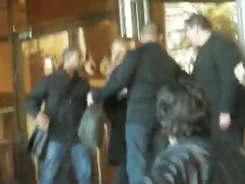 Demi Lovato Saludando en el hotel Radisson Uruguay 29_04_12 0697 - Demi Saludando en el hotel Radisson Uruguay Part oo1