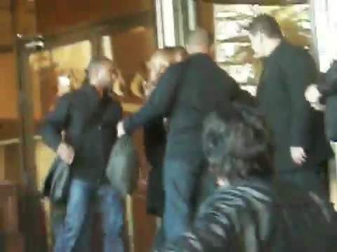 Demi Lovato Saludando en el hotel Radisson Uruguay 29_04_12 0701 - Demi Saludando en el hotel Radisson Uruguay Part oo1