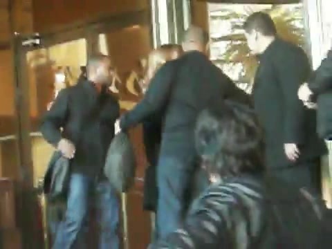 Demi Lovato Saludando en el hotel Radisson Uruguay 29_04_12 0703 - Demi Saludando en el hotel Radisson Uruguay Part oo1