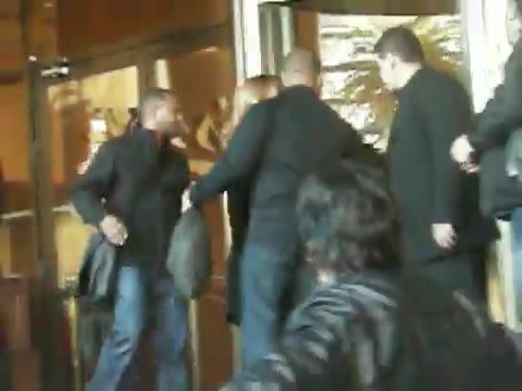 Demi Lovato Saludando en el hotel Radisson Uruguay 29_04_12 0705 - Demi Saludando en el hotel Radisson Uruguay Part oo1