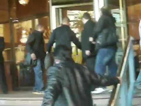 Demi Lovato Saludando en el hotel Radisson Uruguay 29_04_12 0721 - Demi Saludando en el hotel Radisson Uruguay Part oo1