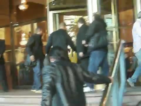 Demi Lovato Saludando en el hotel Radisson Uruguay 29_04_12 0724 - Demi Saludando en el hotel Radisson Uruguay Part oo1