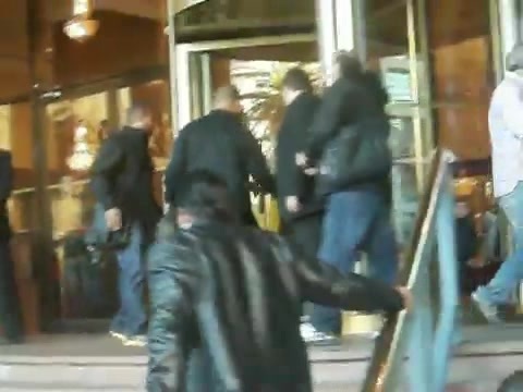 Demi Lovato Saludando en el hotel Radisson Uruguay 29_04_12 0725 - Demi Saludando en el hotel Radisson Uruguay Part oo1