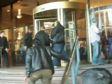 Demi Lovato Saludando en el hotel Radisson Uruguay 29_04_12 0737 - Demi Saludando en el hotel Radisson Uruguay Part oo1