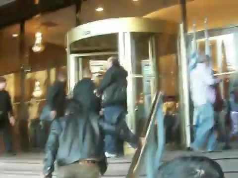 Demi Lovato Saludando en el hotel Radisson Uruguay 29_04_12 0744 - Demi Saludando en el hotel Radisson Uruguay Part oo1